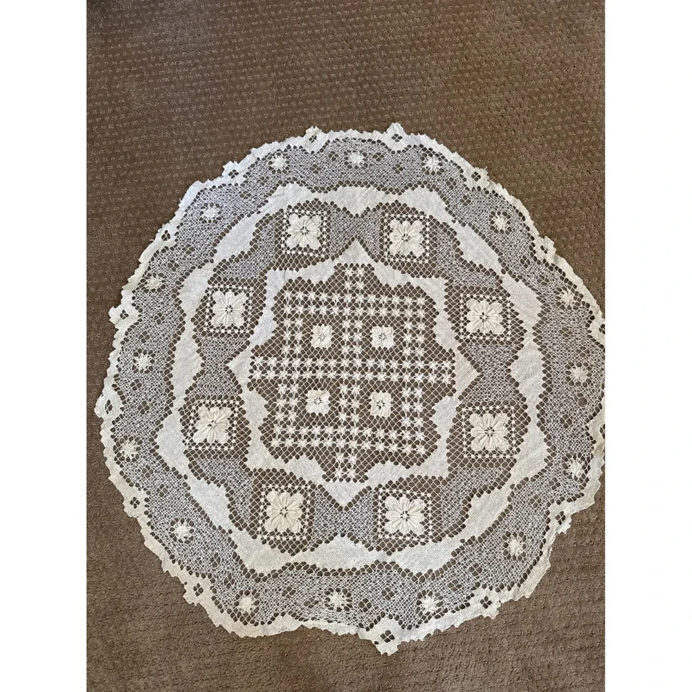Vintage Round Lace Doily Cream Floral Embroidered Scalloped Table Topper 29 Inch